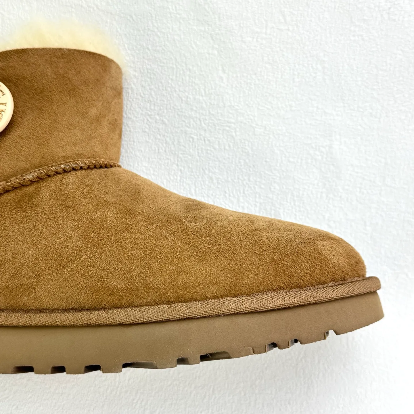 💰400 1016422 UGG KALLEN LACE Mainstream technology in the market: sheepskin and wool integrated. Use Longfeng A-grade sheepskin and wool integrated raw materials. The original leather panel is tanned and filled with fiber. It feels soft and has a uniform color. No further processing or compounding operations are required. Size: 35 36 37 38 39 40